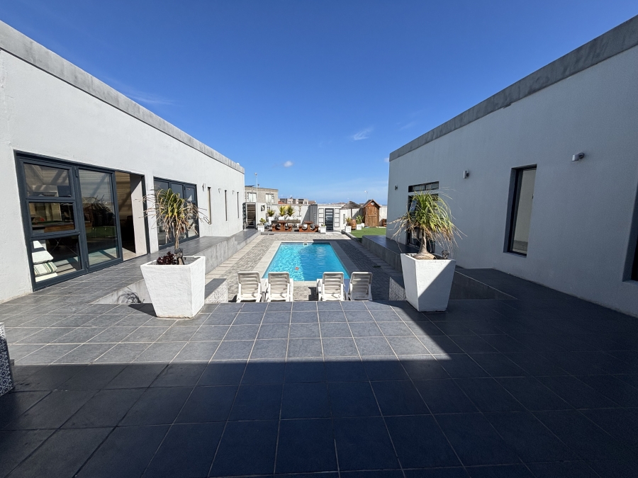 5 Bedroom Property for Sale in Pelican Heights Western Cape